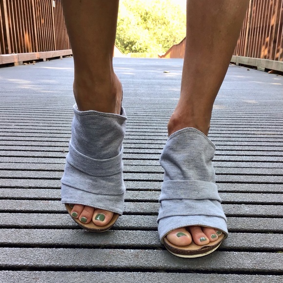 Juicy Couture Gray and Yellow Sandals with Wrapped Fabric Detail - Picture 3 of 13